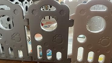 Состояние: как новое. Детский манеж светло-серого цвета, состоящий из — 2