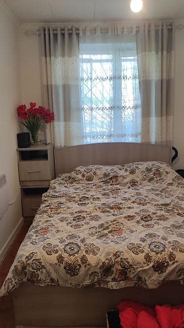 Продаю двуспальную кровать и 2 тумбы, с матрасом (чистая). состояние