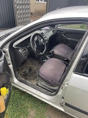 Ford Focus: 2001 г., 1.6 л, Механика, Бензин, Седан