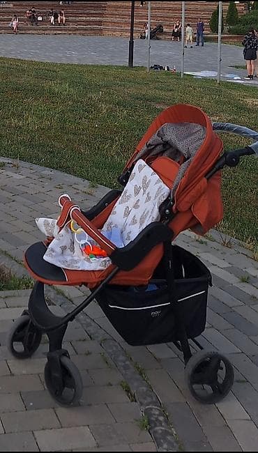 Прогулочная коляска-трансформер цвета терракот с поворотной ручкой - — 1