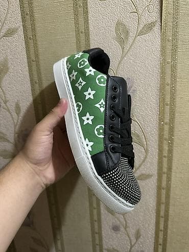 Кроссовок в уличном стиле с контрастным дизайном: - Верх