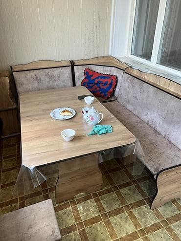 стол с табуретками на кухню: Кухонный мягкий уголок, Б/у, ЛДСП, цвет - Бежевый — 3