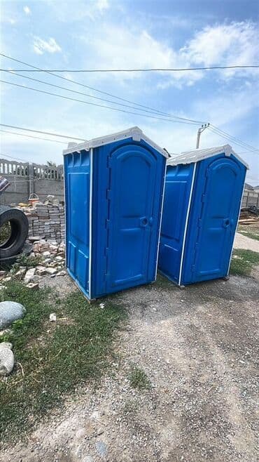 дом переносной: Синий переносной туалет, предназначенный для использования на — 1