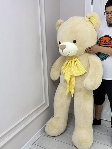 Огромный плюшевый мишка кремового цвета с большой жёлтой клетчатой at lalafo.kg Огромный плюшевый мишка кремового цвета с большой жёлтой клетчатой