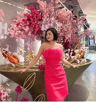 Платье без бретелек в ярко‑розовом цвете с отделкой перьями по линии at lalafo.kg Платье без бретелек в ярко‑розовом цвете с отделкой перьями по линии