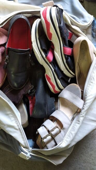 женский пиджак куртку: Продаю вещи, за это всё 3000 сом. Там есть куртки, мужская одежда — 2