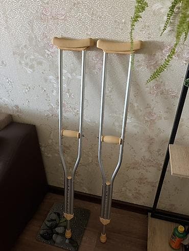 Пара подмышечных костылей (размер M) - Регулируемые рукоятки по