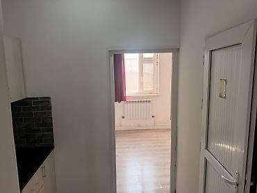 Сдаётся небольшая студия с санузлом и душем внутри. Планировка и — 5