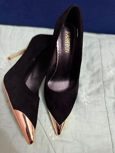 pull and beer: Туфли-лодочки женские, черные, с острым мысом и золотистыми акцентами — 1