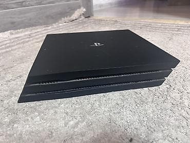 Игровая приставка Sony PlayStation 4 Pro. Модель в фирменном черном — 3