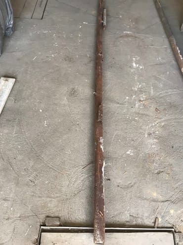 Продаю б/у металическую трубу, длина-2,7м., диаметр-5,5см., толщина