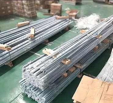 Оцинкованные металлические прутки (стержни) в упаковках на поддонах