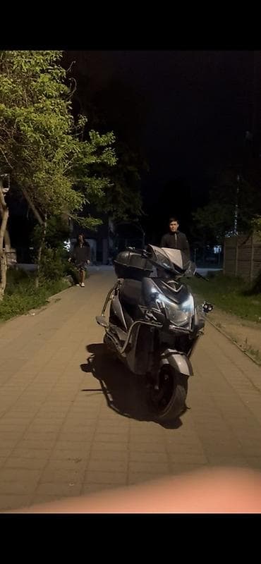 Скутер/максискутер городского типа Особенности и комплектация: -