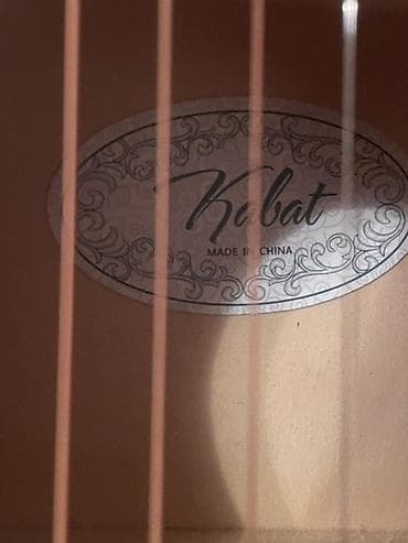 суб борд: Акустическая гитара dreadnought с вырезом (cutaway). - Корпус формата — 8