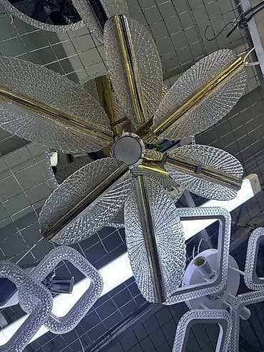 bugatti chiron: Потолочная люстра в форме цветка с шестью лепестками. - Декор — 1