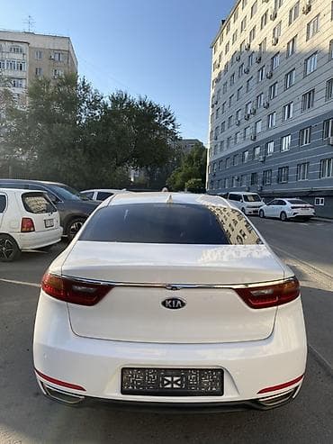 b class: Kia K7: 2017 г., Седан — 5