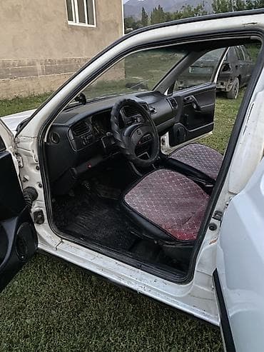 салон машины: Volkswagen Golf: 1992 г., 1.8 л, Механика, Бензин, Хэтчбэк — 5