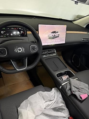 Электрический кроссовер белого цвета с современным дизайном — 6