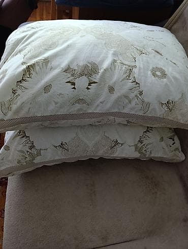 Две подушки декоративно-спальные. - Размер: стандартные прямоугольные