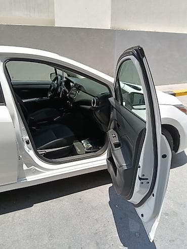 экран для машины: Седан белого цвета, 4 двери, компакт-класс. Сами привозили из Америки — 1