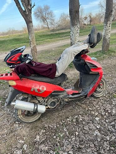 vip bus: Скутер R9, красный цвет. - Кузов: компактный городской скутер с — 1