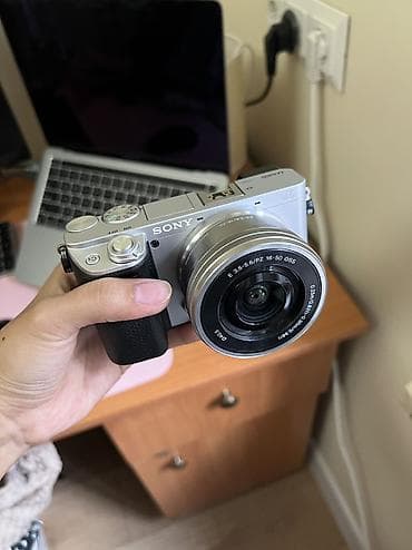 Sony A6400 с обьективом 16-50mm Серебристый цвет, не маркий и краска at lalafo.kg Sony A6400 с обьективом 16-50mm Серебристый цвет, не маркий и краска