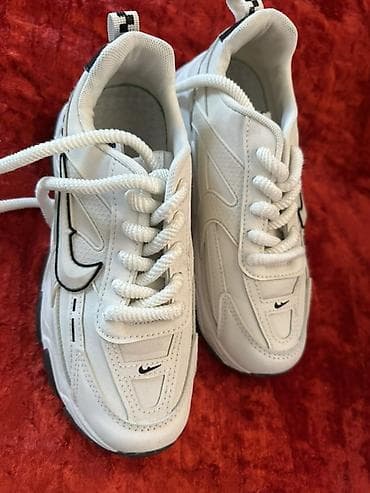nike tech flece: Кроссовки белого цвета с контрастной чёрной отделкой и логотипами. - — 1