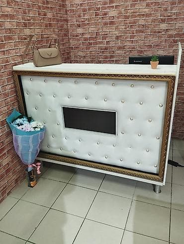 Ресепшен/стойка администратора в классическом стиле. - Материал