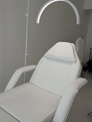 процедурный столик медицинский: Косметологическая/процедурнаяг кушетка с подлокотниками и — 1