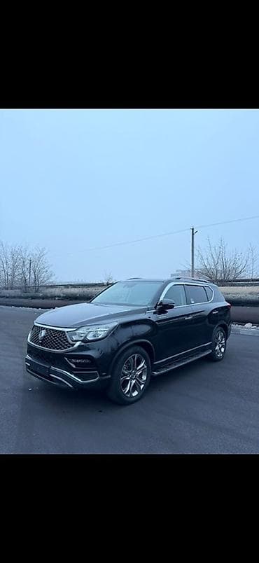 кожаные сидения: Полноразмерный 7‑местный кроссовер/внедорожник черного цвета — 1