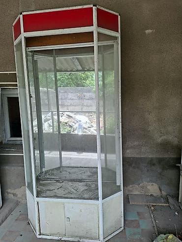 Угловая стеклянная витрина-колонна с каркасом из металла/алюминия. 2