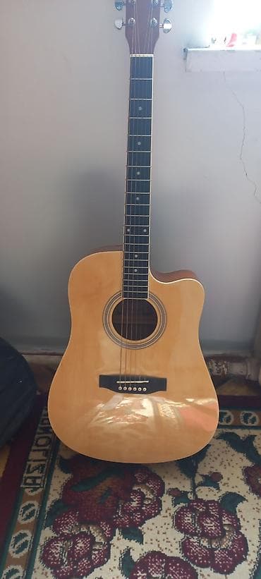 Акустическая гитара с вырезом (cutaway) формата дредноут. без торга он