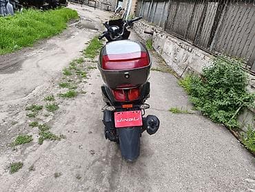 скутер нарын: Скутер Jinan (на фото наклейка бренда), класс 50–125 см³. срочно — 7