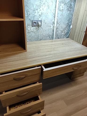 комьпютерный стол: Компьютерный стол, Б/у, С полками — 4