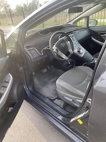 outback 2016: Toyota Prius: 2016 г., 1.8 л, Типтроник, Гибрид, Хэтчбэк — 4