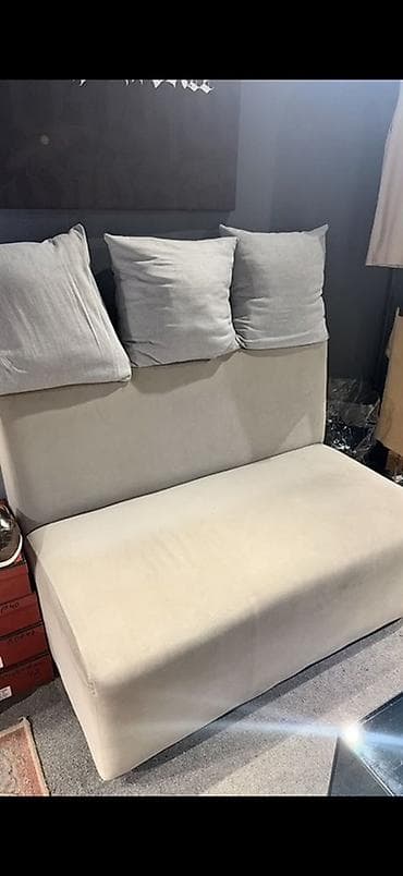 small table: Компактный двухместный диван без подлокотников. - Прямое высокое — 3