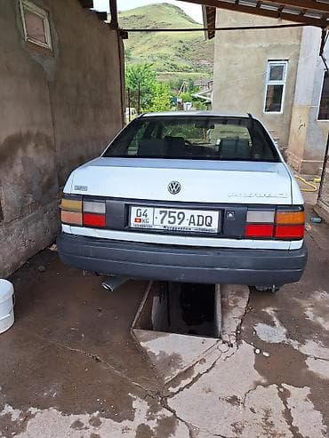 Унаа: Volkswagen Passat: 1991 г., 1.8 л, Кол менен иштөөчү, Бензин, Седан — 2