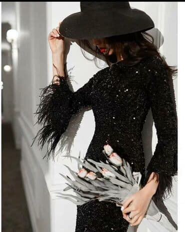 платье с пайетками большого размера: Черное вечернее платье с перьями
хорошо сидит по фигуре — 7
