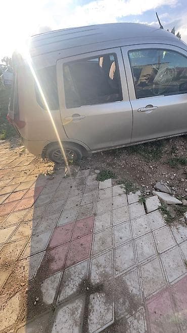 Унаа: Mazda Demio, серебристый хэтчбек. Основные данные: - Кузов: 5 дверей — 1