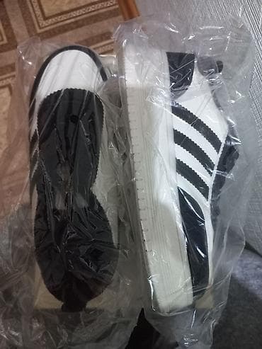 Эркектер кийими: Кроссовки в классическом черно‑белом дизайне с тремя контрастными — 2