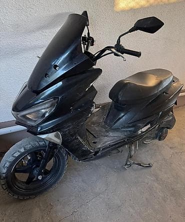 Скутер городского класса, черный цвет. Характеристики и особенности