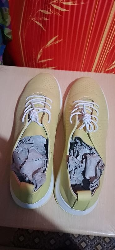 Сапоги: Женские кроссовки из натуральной кожи в отличном состоянии. Размер не — 2