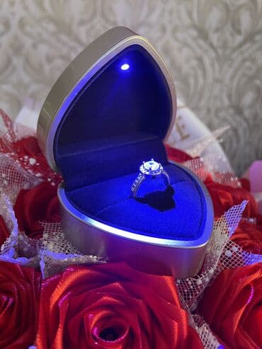 что можно подарить папе: ✨ Идеальная коробочка для самого важного вопроса. Нежный свет, бархат — 4