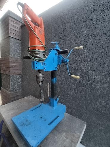 Сверлильная стойка с электродрелью (настольный мини-сверлильный