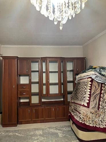 Продам стенку (горку) в хорошем состоянии. Вместительная, со шкафом