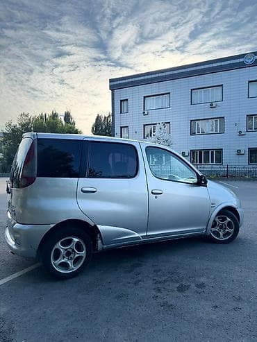lada 14: Toyota Yaris Verso: 2000 г., 1.3 л, Механика, Бензин, Хэтчбэк — 6