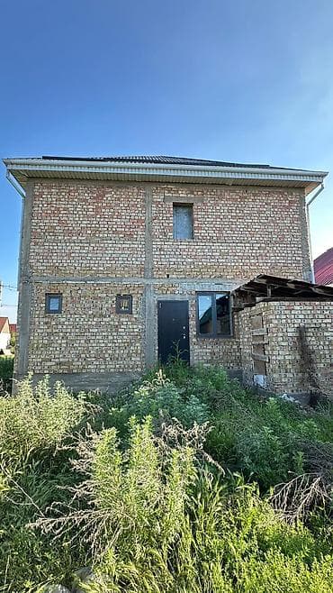 Недвижимость: Продаётся двухэтажный кирпичный дом с эркером. - Материал стен — 5
