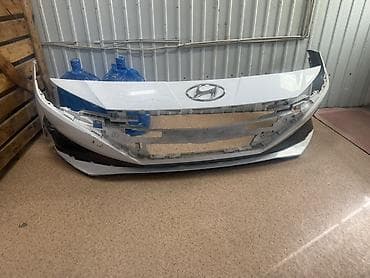 Передний бампер Hyundai (с логотипом на верхней панели), цвет — белый