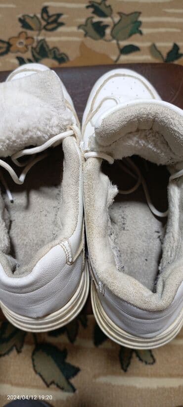 срочно продаю в связи с переездом: Б/у оригинал крассовки зимний сезон размер 41 по стельке 26,5- 27 есть — 5