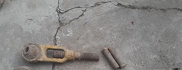 авто крепеж: Продаю на навеску бокового рычага винт — 1